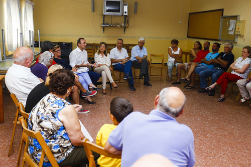 Augusto Hidalgo, reunido con varios residentes en el barrio de Los Hoyos