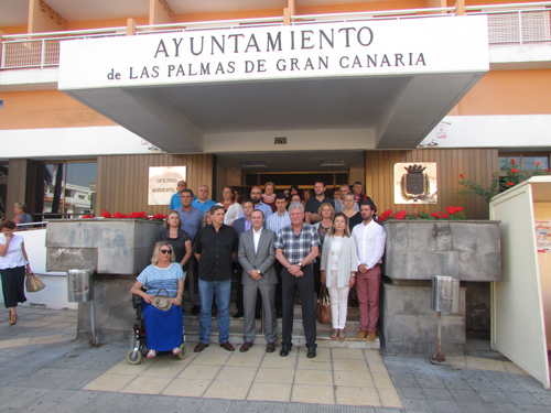 El grupo de Gobierno en el Ayuntamiento durante el minuto de silencio en la puerta principal de las Oficinas Municipales
