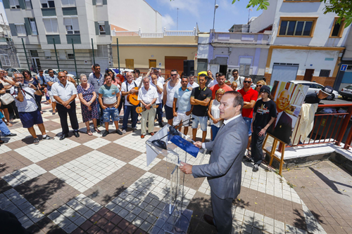 El alcalde Augusto Hidalgo y la familia del homenajeado