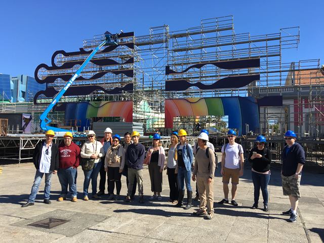 Estudiantes de Edimburgo visitan proyecto de escenario del carnaval