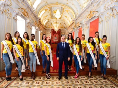 El Alcalde recibe a las reinas del carnaval 2