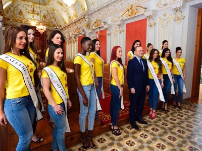 El Alcalde recibe a las reinas del carnaval 3