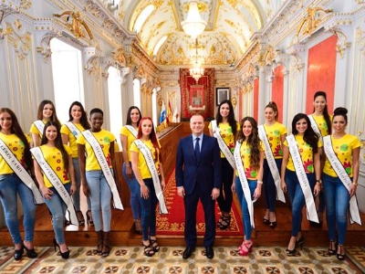 El Alcalde recibe a las reinas del carnaval 5