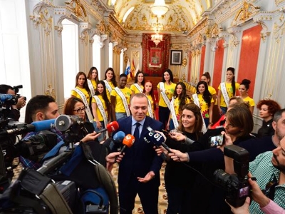 El Alcalde recibe a las reinas del carnaval 6