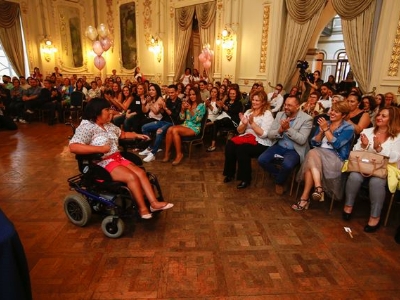 Pasarela inclusiva con diversidad de tallas, razas y edades 7