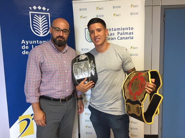 Aridany Romero con el campeón mundial de kickboxing