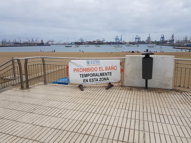 Cerrada la playa de Las Alcaravaneras por bacterias
