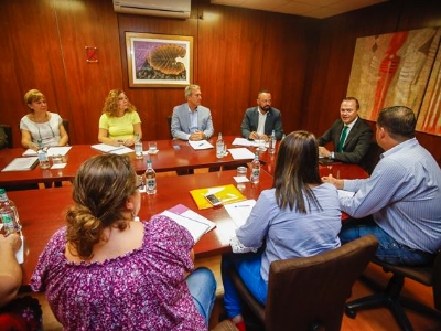 Mayor implicación en política social