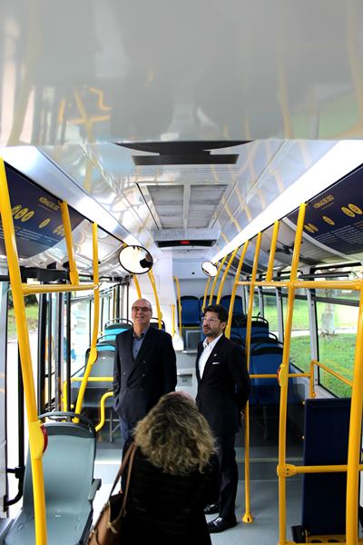 La Fundación Martín Chirino recorre la ciudad a bordo de Guaguas Municipales