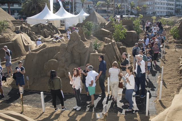 Público en el Belen de arena 2017 2