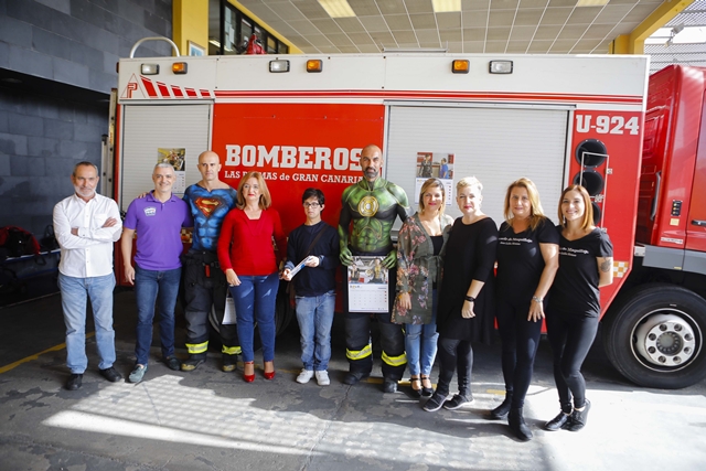 Los Bomberos colaboran en el calendario solidario de la Asociación Síndrome de Down de Las Palmas 2