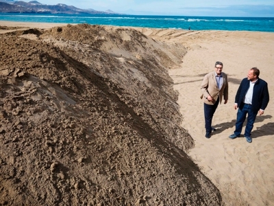Concejales en el operativo del traslado de arena de Las Canteras