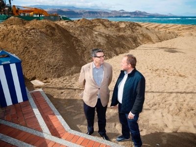 Doreste y Ramírez en el operativo del traslado de arena de Las Canteras