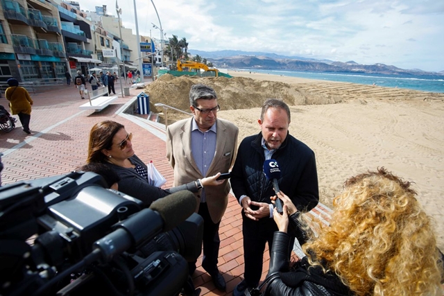 Doreste y Ramírez en la presentación del operativo del traslado de arena de Las Canteras