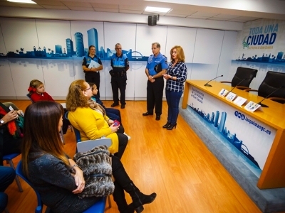 Entrega de premios a las ganadoras del concurso Diseña una mascota de la Policía Local 2
