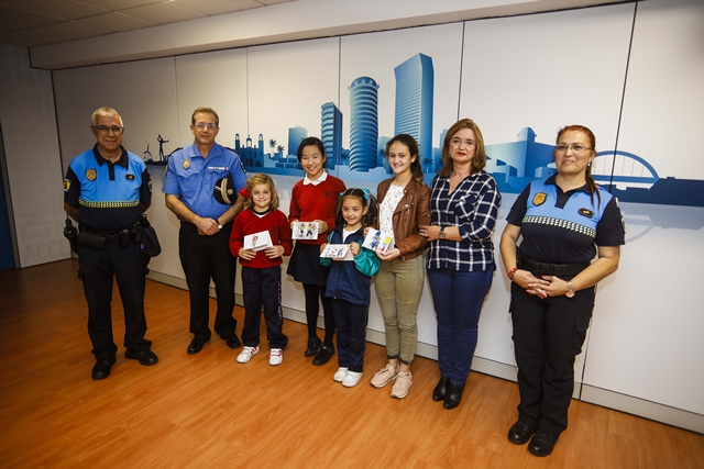 Entrega de premios a las ganadoras del concurso Diseña una mascota de la Policía Local 3