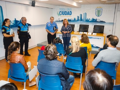 Entrega de premios a las ganadoras del concurso Diseña una mascota de la Policía Local