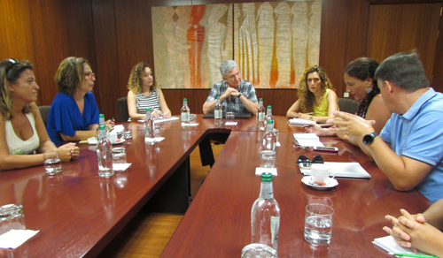 El concejal de Turismo del ayuntamiento de Las Palmas de Gran Canaria, Pedro Quevedo, con representantes del colectivo profesional de los guías turísticos oficiales