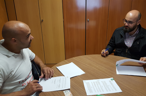 El concejal de Nuevas Tecnologías y Deportes del Ayuntamiento de Las Palmas de Gran Canaria, Aridany Romero, con responsables del Club de Luchadores Adargoma San José y con el Club Deportivo Atindamana