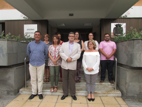 El Ayuntamiento guarda un minuto de silencio por la mujer asesinada en Santa Cruz de Tenerife