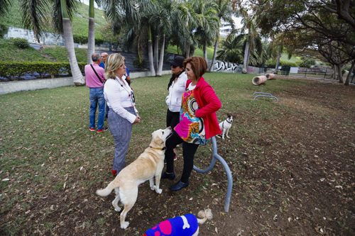 La concejala de Fomento, Servicios Públicos y Carnaval, Inmaculada Medina, en el nuevo parque para perros de La Minilla