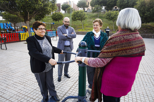 El concejal de Nuevas Tecnologías y Deporte, Aridany Romero, participando en el circuito biosaludable junto a los residentes de la zona