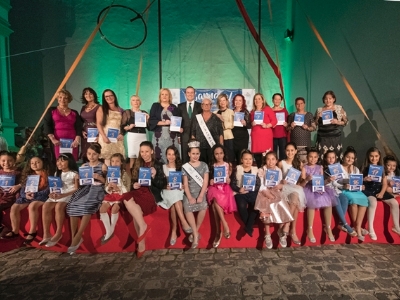 Foto de grupo Gran Dama y Reina Infantil