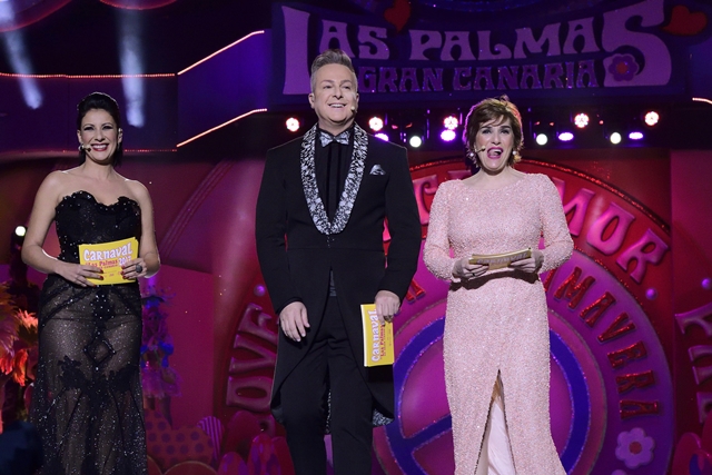Roberto Herrera flanqueado por Yanely Hernandez y Anabel Alonso en la gala de 2017