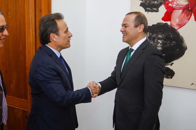 Augusto Hidalgo con el nuevo embajador de Cuba en España, Gustavo Machín
