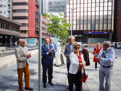 La capital dedica la nueva plaza creada tras el Hotel AC al doctor Manuel Monasterio, El médico de los pobres