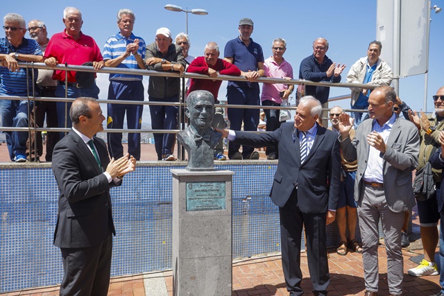 La ciudad rinde homenaje con un busto al empresario Juan Pérez 3