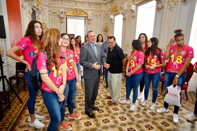Hidalgo felicita a las jugadoras del IBSA CV JAV Olímpico, ganadoras por sexta vez del Campeonato de España Juvenil Femenino de Voleibol 2