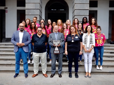 Hidalgo felicita a las jugadoras del IBSA CV JAV Olímpico, ganadoras por sexta vez del Campeonato de España Juvenil Femenino de Voleibol 3