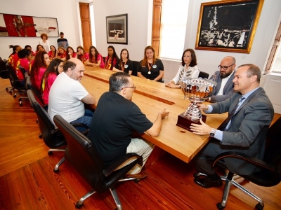 Hidalgo felicita a las jugadoras del IBSA CV JAV Olímpico, ganadoras por sexta vez del Campeonato de España Juvenil Femenino de Voleibol