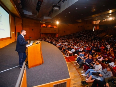 Charla de César Bona sobre el acoso escolar organizada por el área de Juventud 2