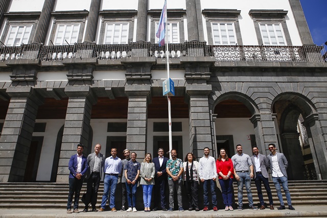 El Ayuntamiento iza la bandera Trans en apoyo a la celebración del Día Internacional del Orgullo LGTBI