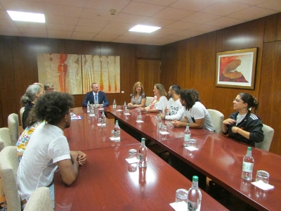 Augusto Hidalgo se reúne con el director y los artistas canarios de la compañía de teatro alemana Pan.Optikum 2