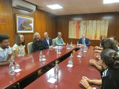 Augusto Hidalgo se reúne con el director y los artistas canarios de la compañía de teatro alemana Pan.Optikum 3