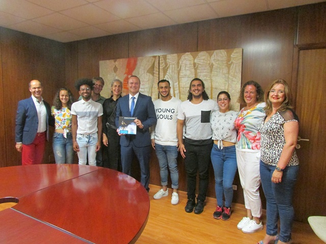 Augusto Hidalgo se reúne con el director y los artistas canarios de la compañía de teatro alemana Pan.Optikum