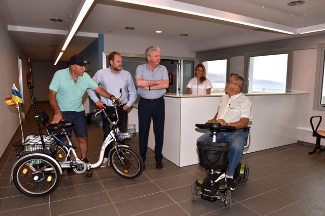 Pedro Quevedo y Jose Eduardo Ramirez con usuarios del nuevo balneario de La Cícer