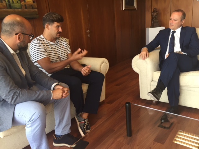 Augusto Hidalgo mantiene un encuentro con el luchador grancanario Juan Espino el Trota 2