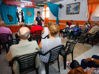 Hidalgo mantiene un encuentro con  pensionistas de Tamaraceite para dar a conocer los proyectos de la ciudad y recoger la experiencia de los mayores 2