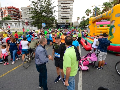 Miles de personas participan en una animada Fiesta de la Bici en su recorrido por la Avenida Marítima 4