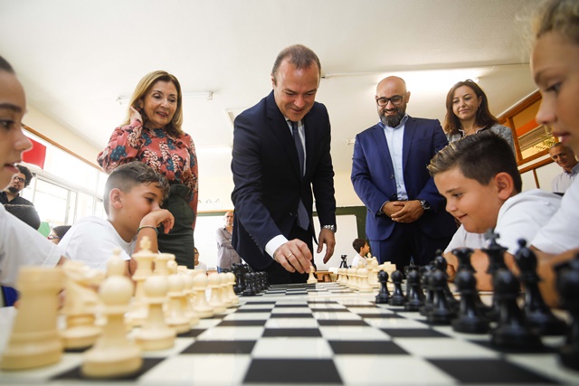 El Ayuntamiento pone en marcha un proyecto para enseñar a jugar al ajedrez a 3.000 escolares en colegios públicos