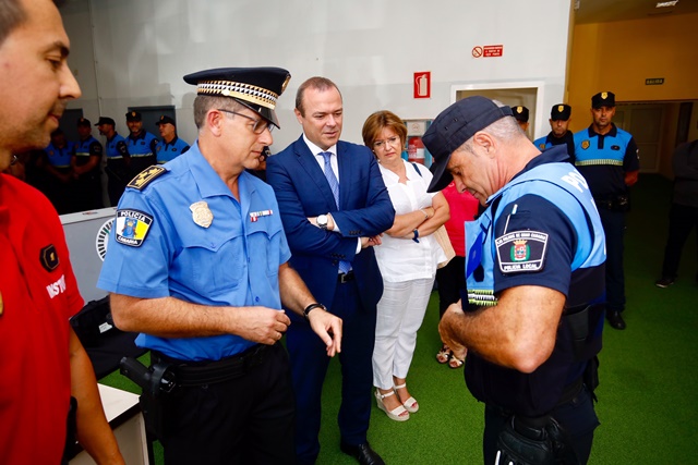 El Ayuntamiento refuerza la seguridad de la Policía Local con nuevos chalecos y la reforma del armero de Miller Bajo