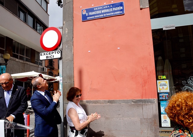 Hidalgo descubre en San Bernardo la placa con la que la ciudad homenajea al historiador Francisco Morales 2