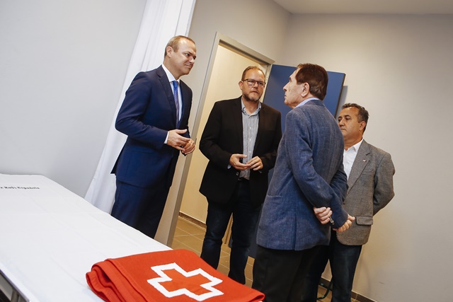 El alcalde inaugura la nueva sede de Cruz Roja para mejorar el servicio de vigilancia y auxilio en Las Canteras