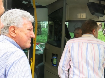 Pedro Quevedo y José Eduardo Ramírez supervisan las dos nuevas paradas de la Línea 6 en el barrio de San Cristóbal 3
