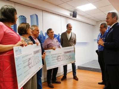 La Policía Local entrega la recaudación de la XX Carrera Popular a Teror a dos asociaciones para proyectos solidarios