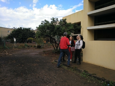 El Ayuntamiento y el IES La Isleta acuerdan convertir parte de sus jardines en huertos urbanos para estudiantes y vecinos